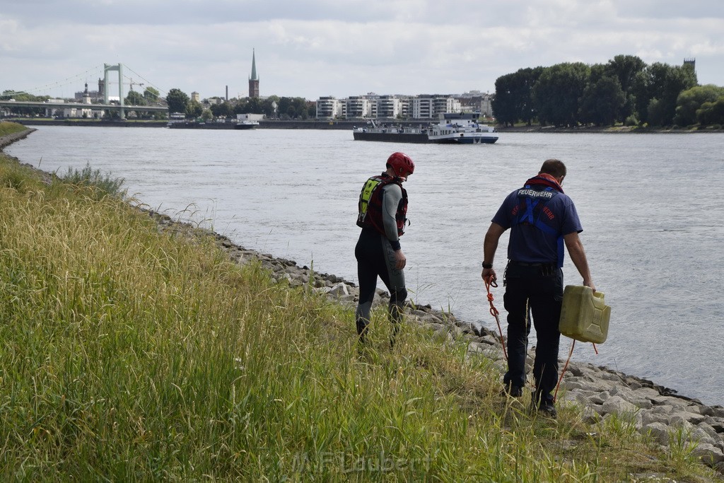 Uebung BF Taucher und Presse Koeln Zoobruecke Rhein P129.JPG - Miklos Laubert